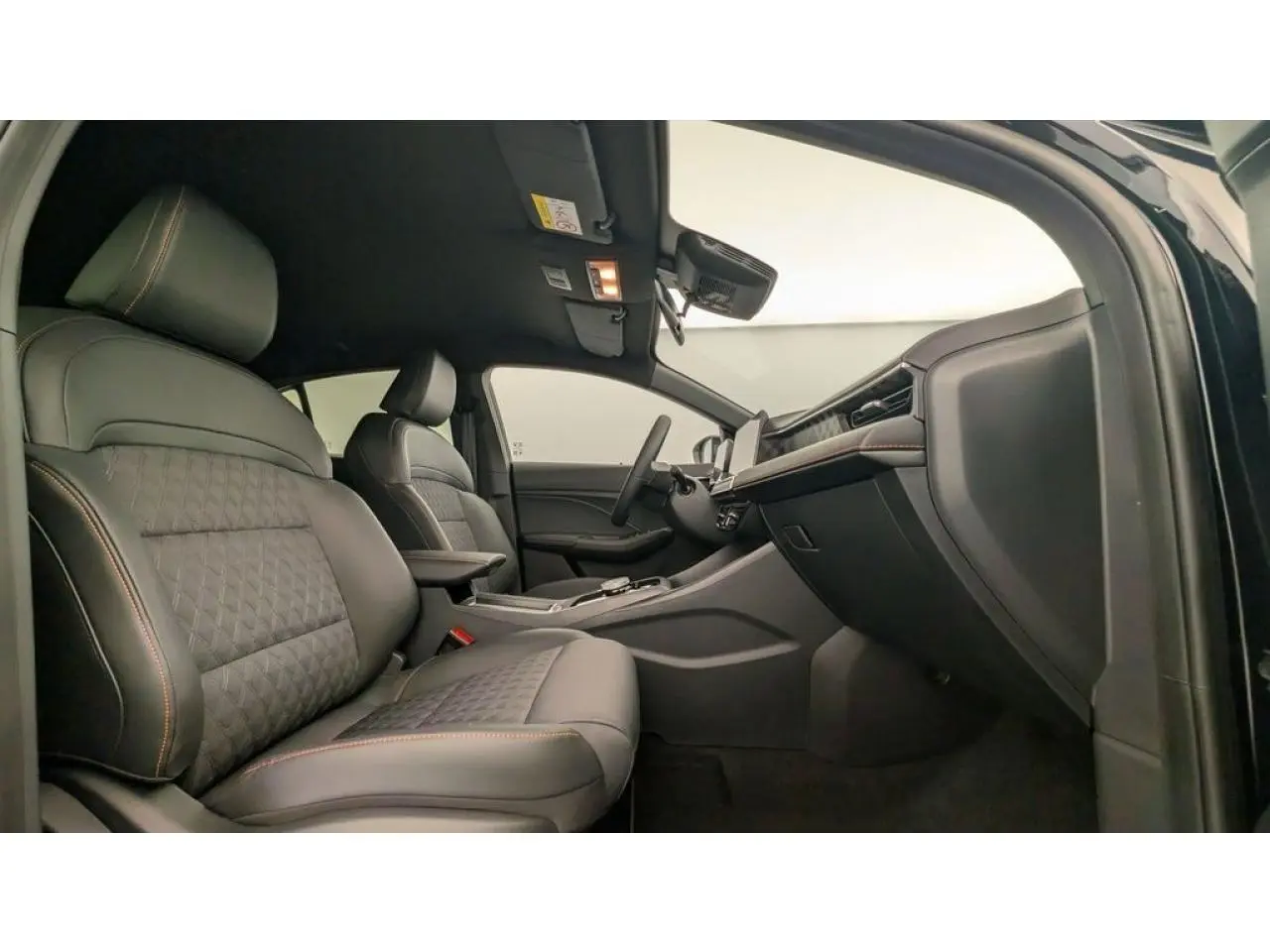 Vue intérieure côté droit du MG3 1.5 Hybrid+ 2026, avec sellerie tissu/similicuir noir et tableau de bord moderne.