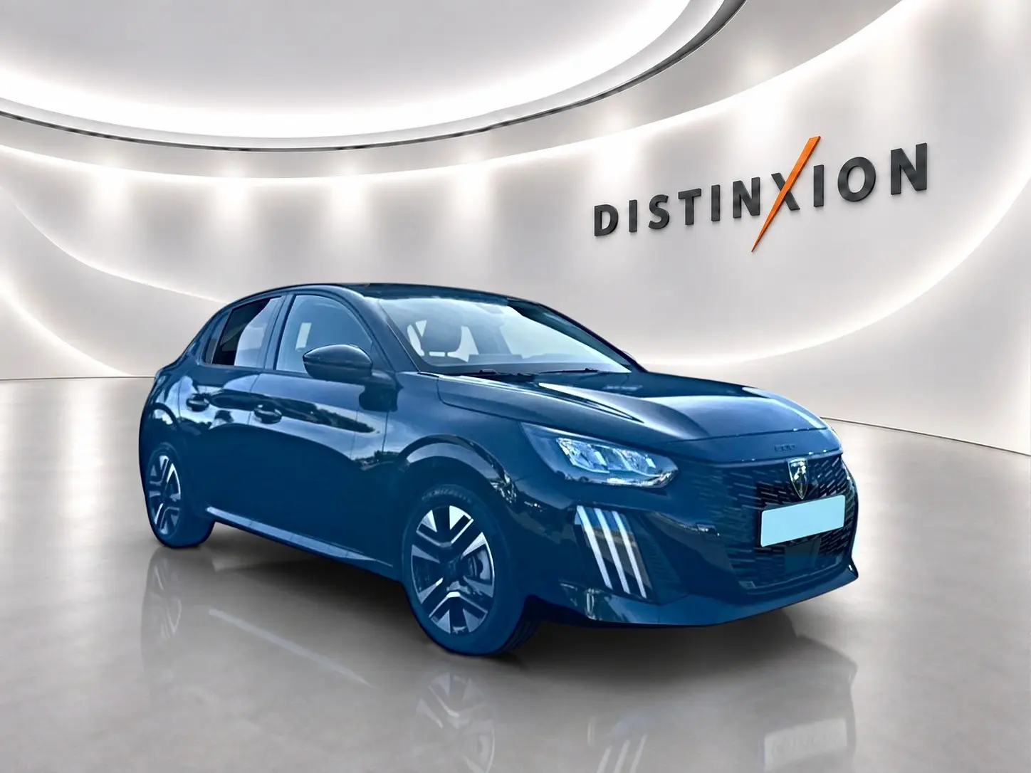 Peugeot 208 noire vue en 3/4 avant droit, avec phares LED et jantes alliage distinctives dans un showroom lumineux.