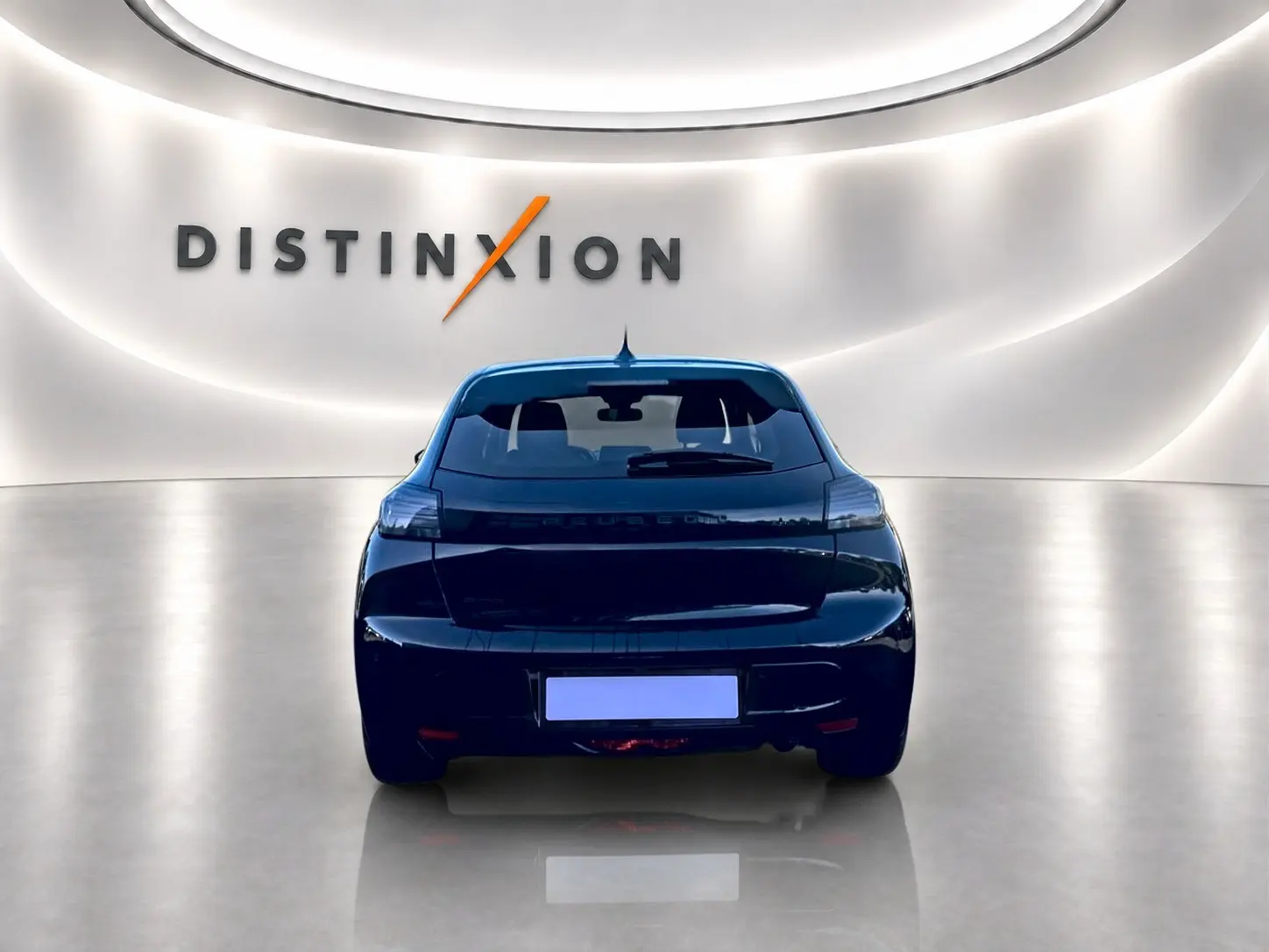 Vue arrière d'une Peugeot 208 noire 1.2 100 Allure 2025, avec feux arrière LED et lunette teintée dans un showroom.
