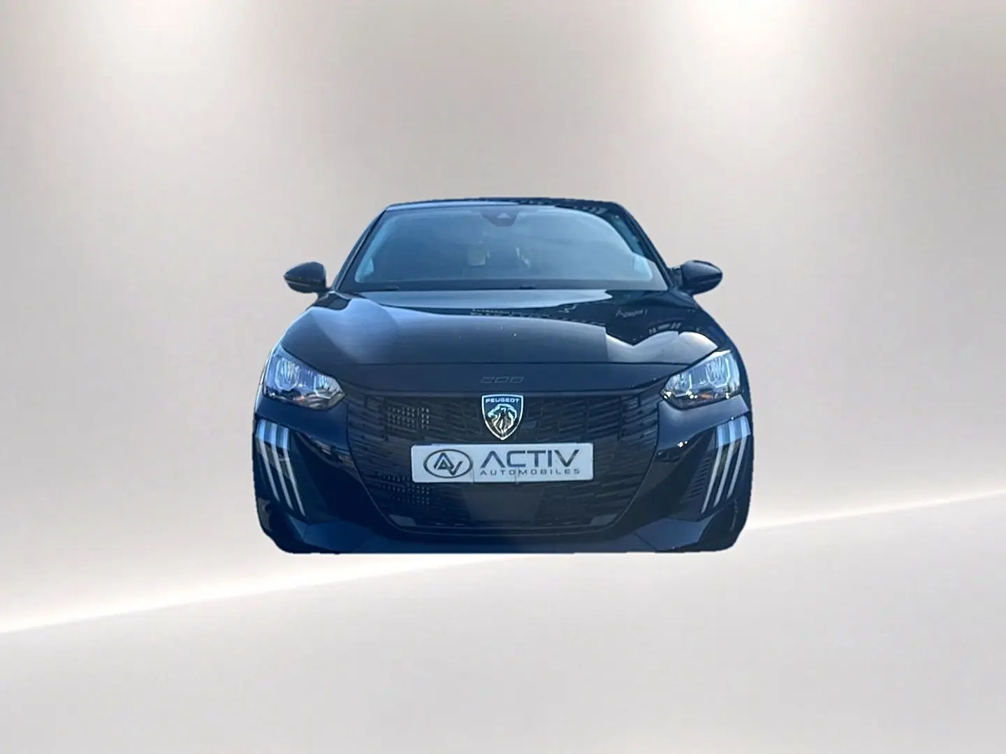 Vue frontale d'une Peugeot 208 noire 1.2 100 Allure avec calandre marquée et phares LED distinctifs.