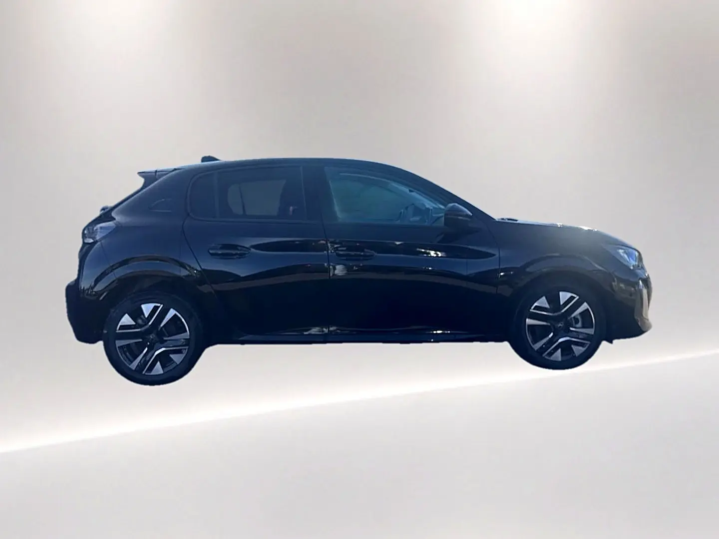 Profil côté droit de la Peugeot 208 noire 2025, mettant en valeur ses jantes alliage et lignes fluides.