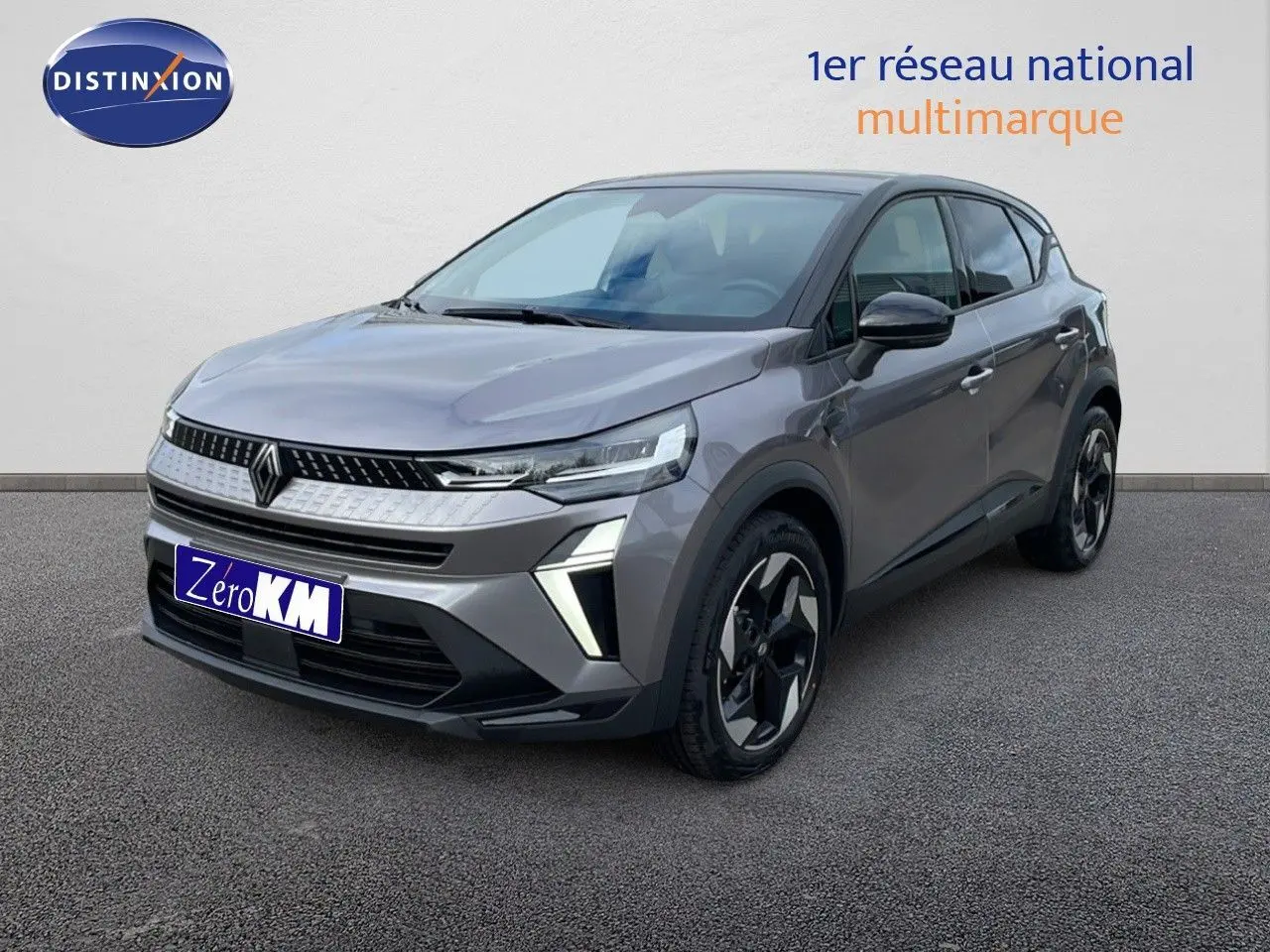 Renault Captur 2025 gris cassiopée métal avec toit noir, vue 3/4 avant mettant en valeur ses phares LED et jantes biton.
