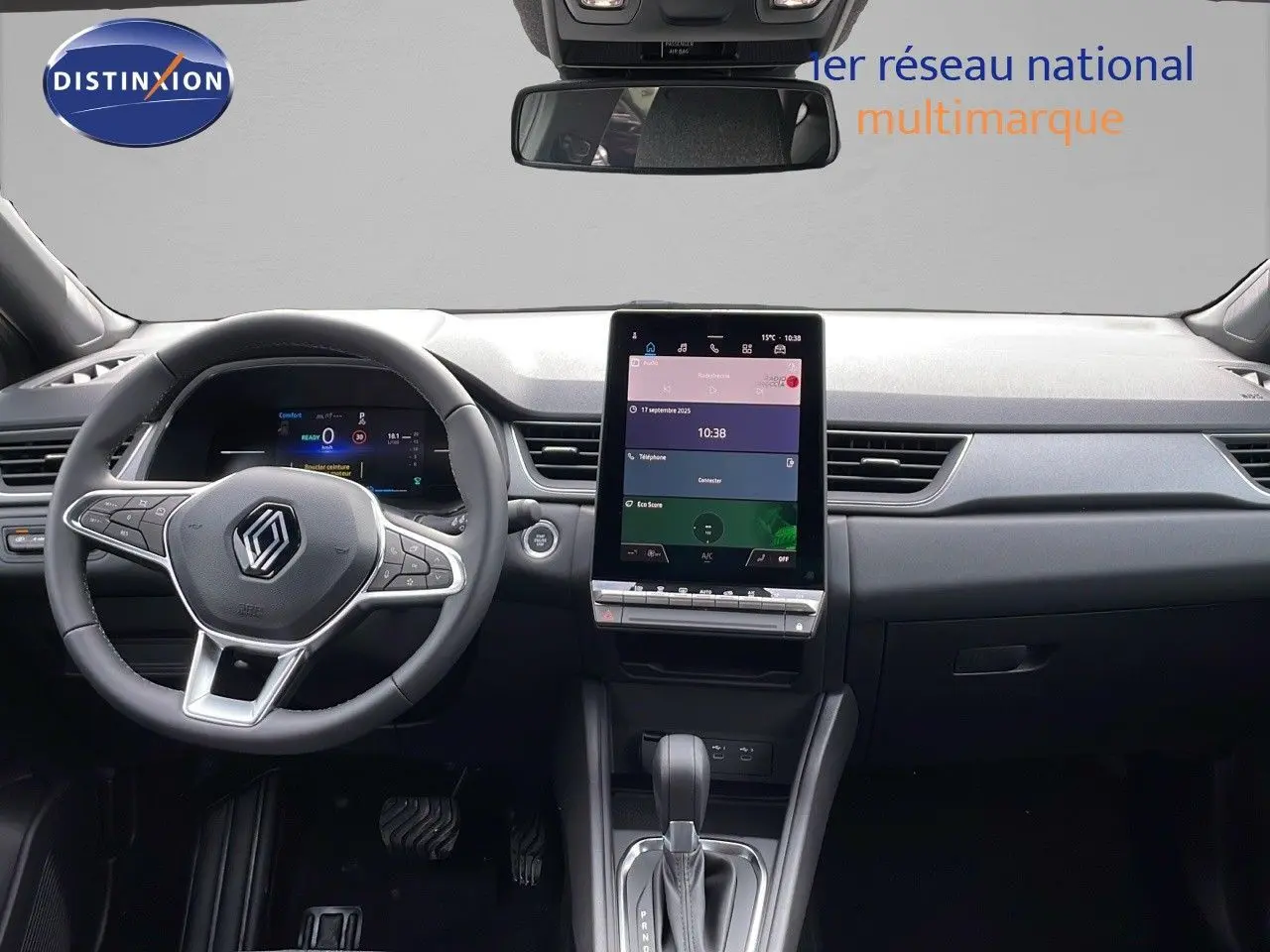 Intérieur moderne du Renault Captur 2025, tableau de bord avec écran tactile vertical et volant multifonction noir.