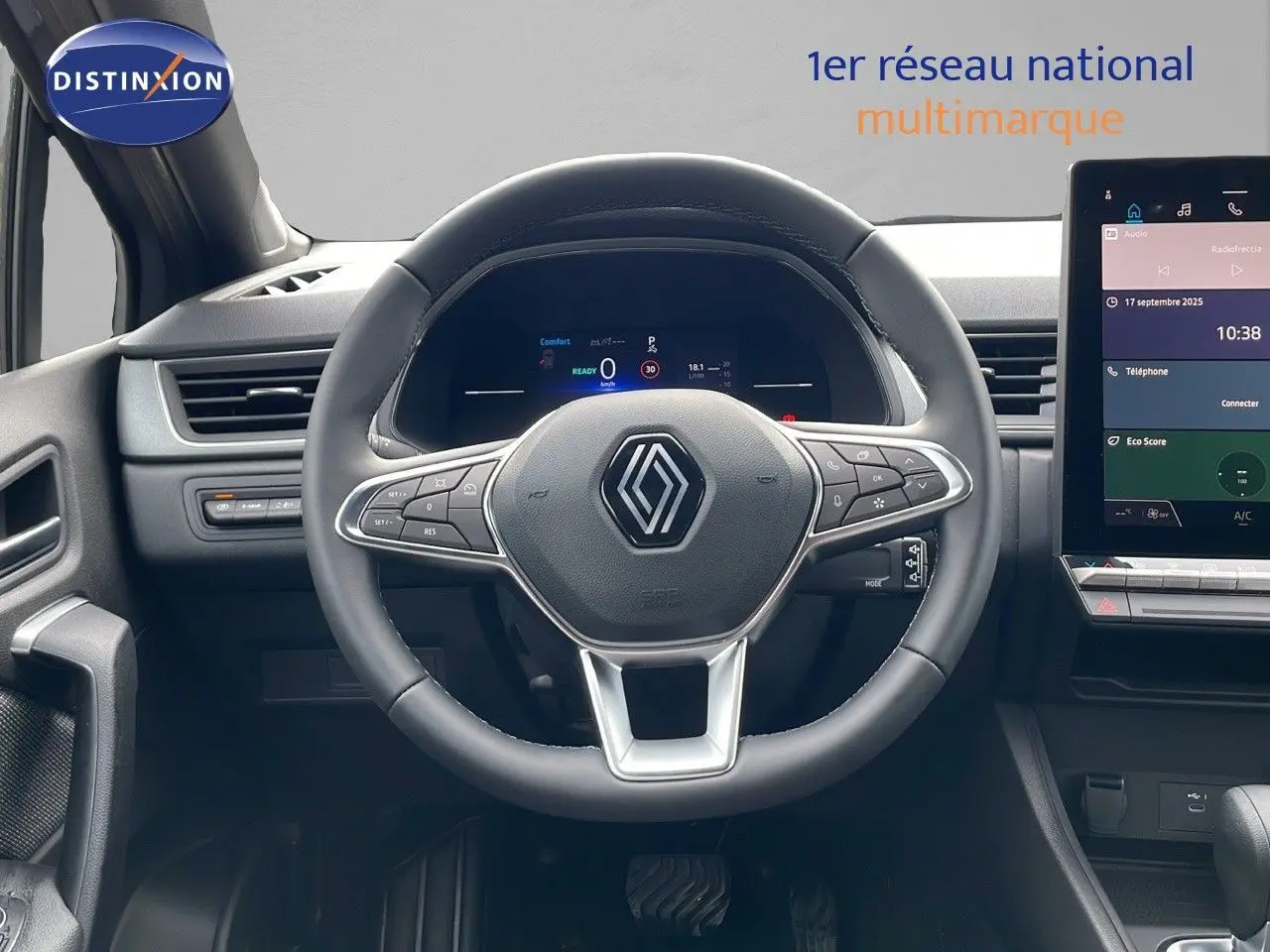 Vue frontale du volant et tableau de bord du Renault Captur 2025 hybride, intérieur noir avec écran tactile central.