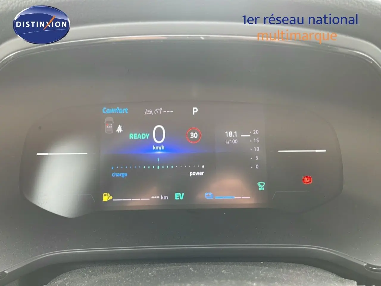 Tableau de bord numérique du Renault Captur 2025 affichant la vitesse, mode hybride et indicateurs de conduite en gros plan.