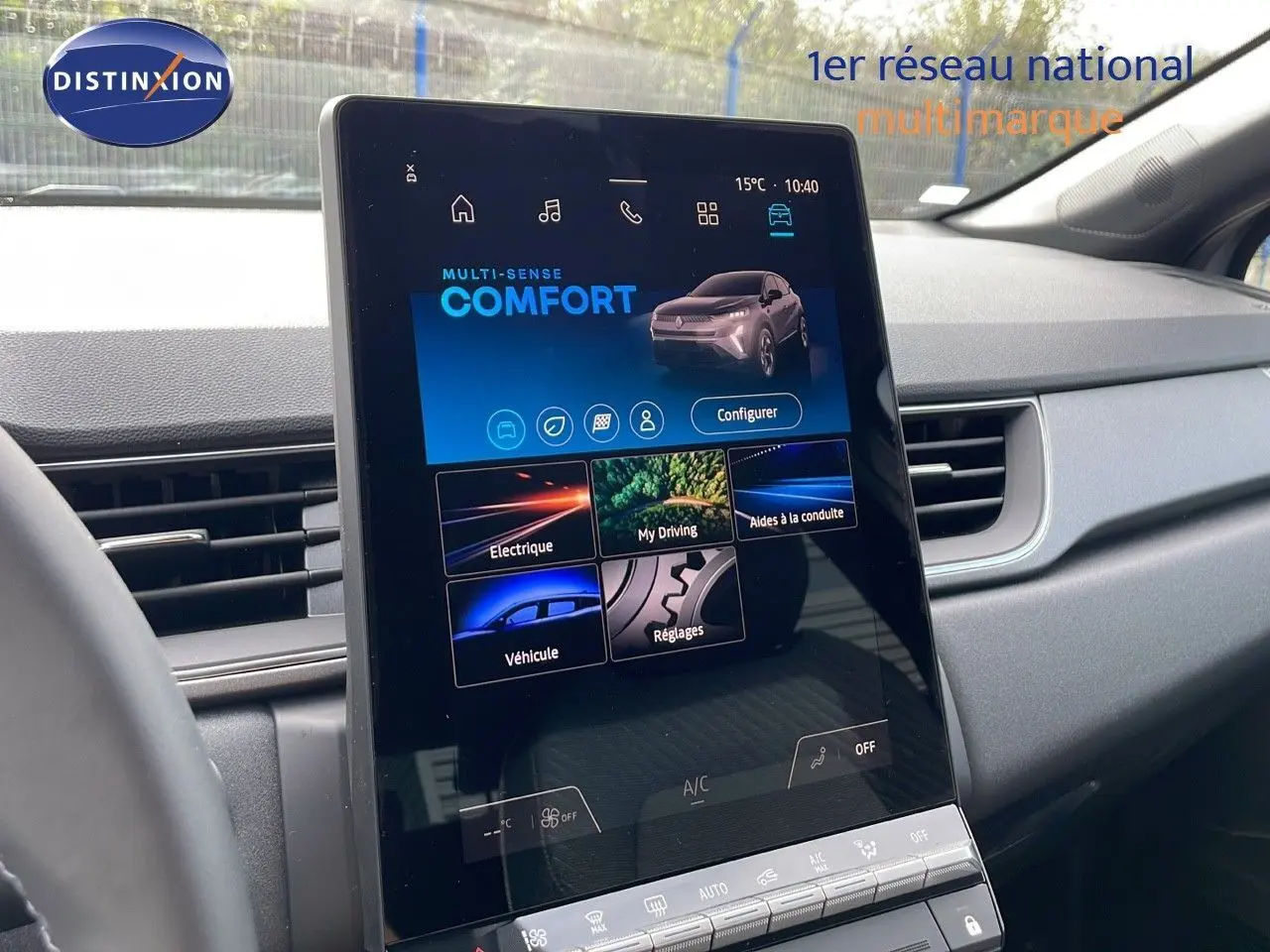 Écran tactile central affichant le mode confort du Renault Captur hybride gris cassiopée avec toit noir, vue intérieure avant.