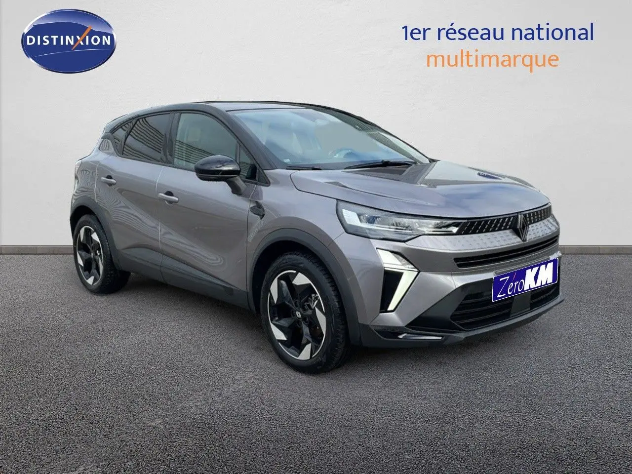 Vue 3/4 avant du Renault Captur 2025 gris cassiopée métal avec toit noir et jantes noires bicolores.