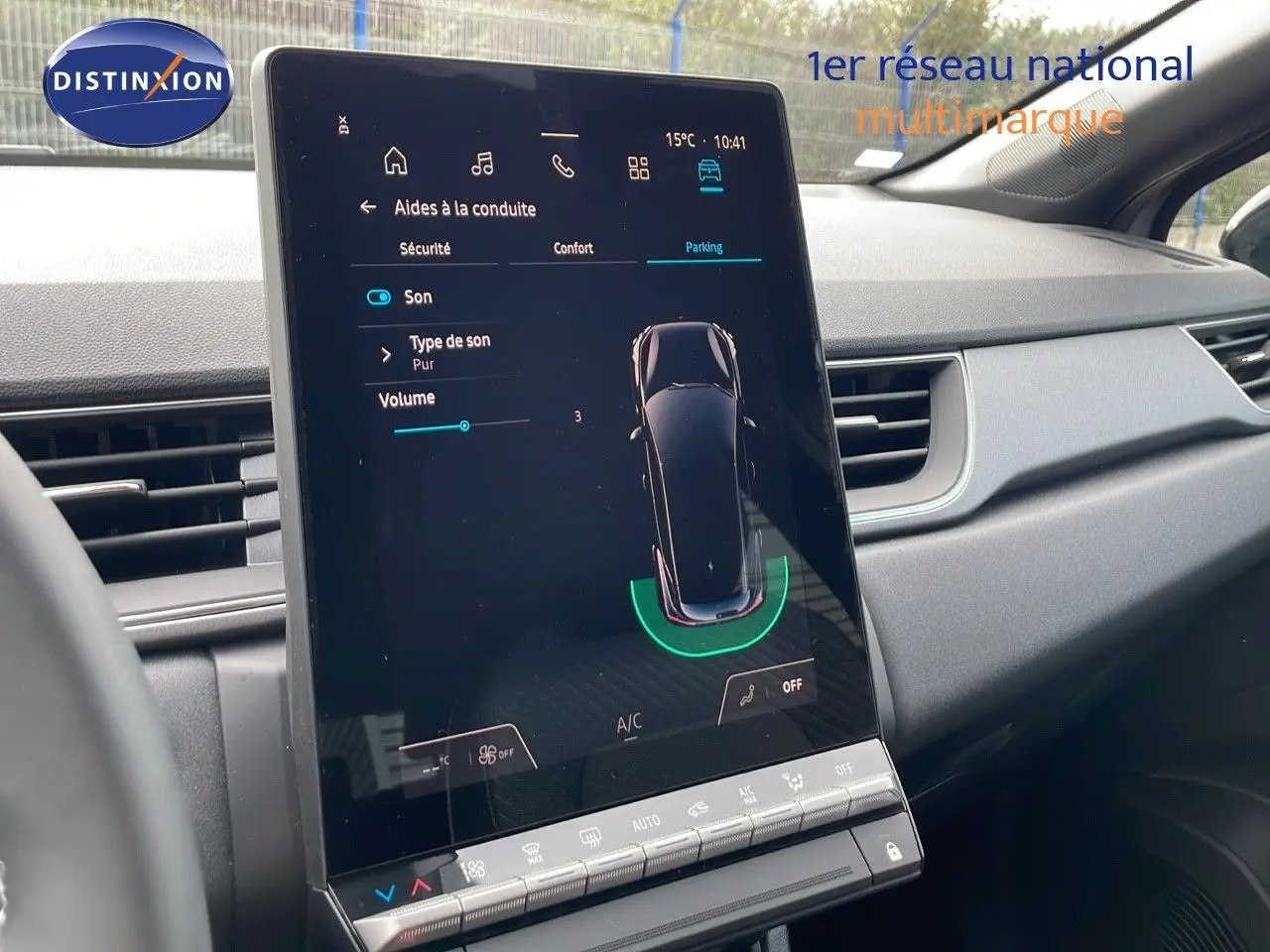 Écran tactile central du tableau de bord du Renault Captur 2025, affichant les aides à la conduite et le mode parking.