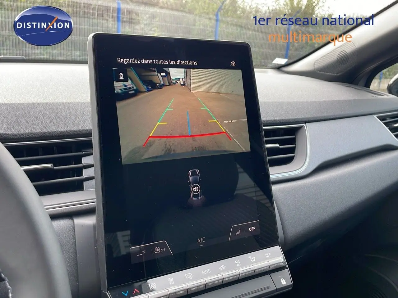 Écran central affichant la caméra de recul dans l'habitacle gris du Renault Captur 2025 toit noir.