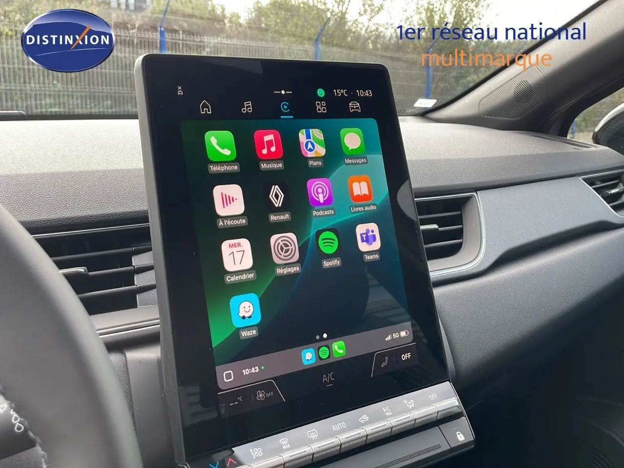 Vue intérieure du tableau de bord du Renault Captur 2025 avec écran tactile central affichant plusieurs applications colorées.