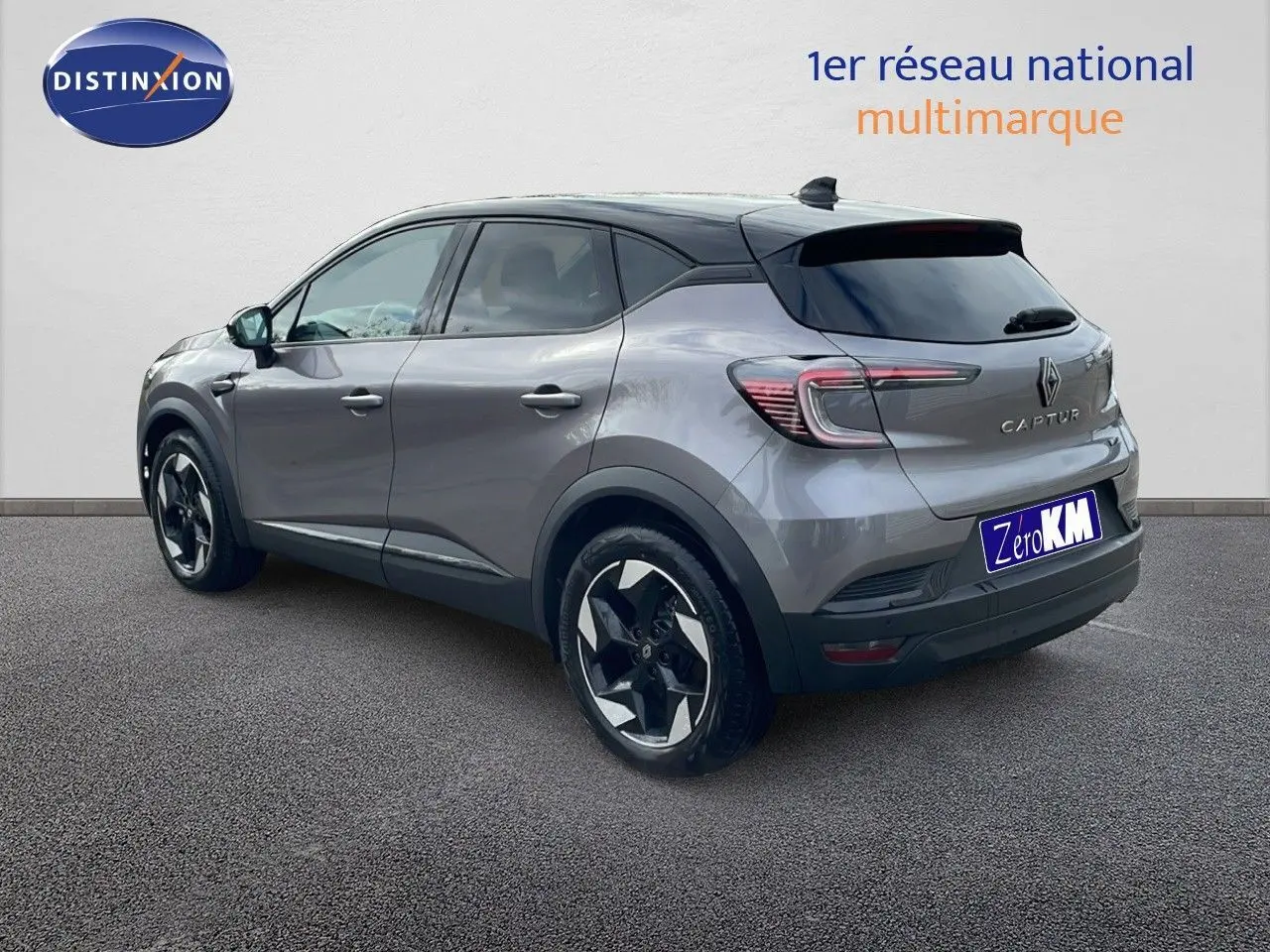 Vue 3/4 arrière droite d'un Renault Captur gris Cassiopée métal avec toit noir et jantes biton 18 pouces.