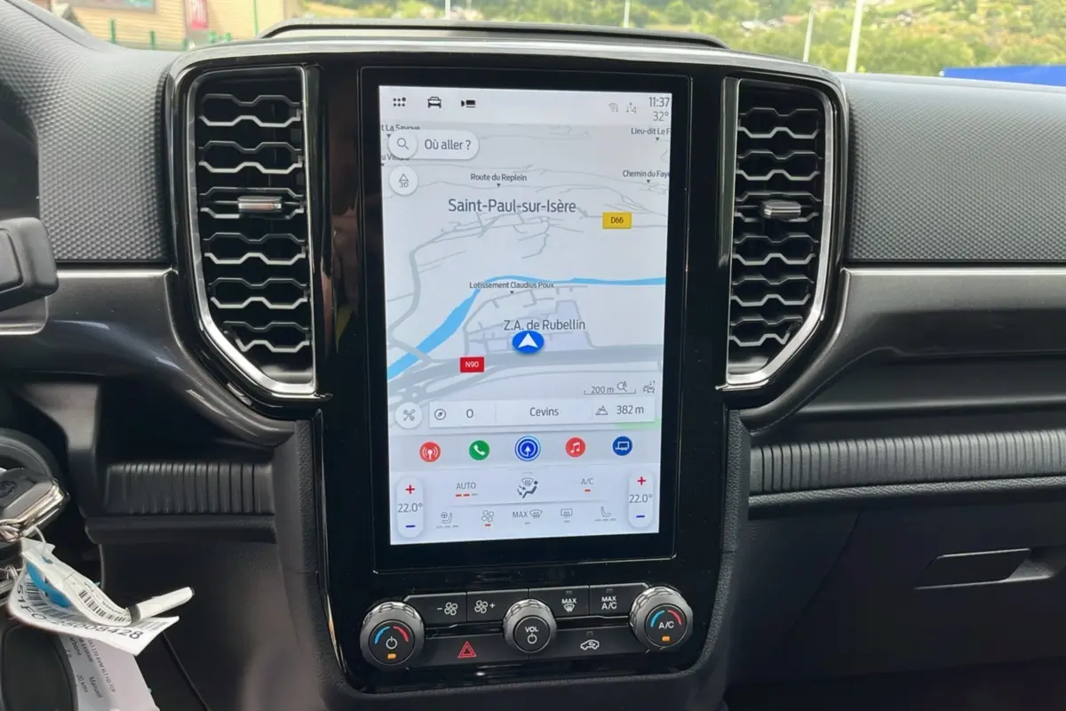 Vue rapprochée du tableau de bord du Ford Ranger 2025 avec écran tactile vertical affichant la navigation GPS.