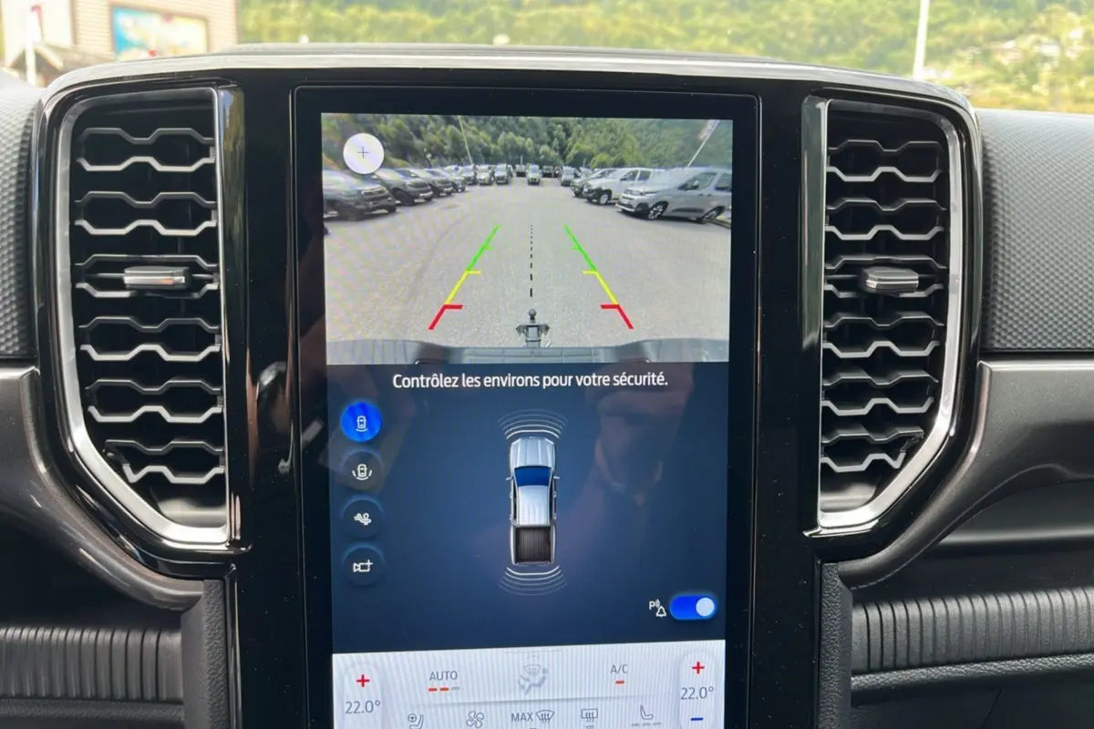 Écran central tactile du Ford Ranger gris carbone 2025 montrant la caméra de recul et l’aide au stationnement.