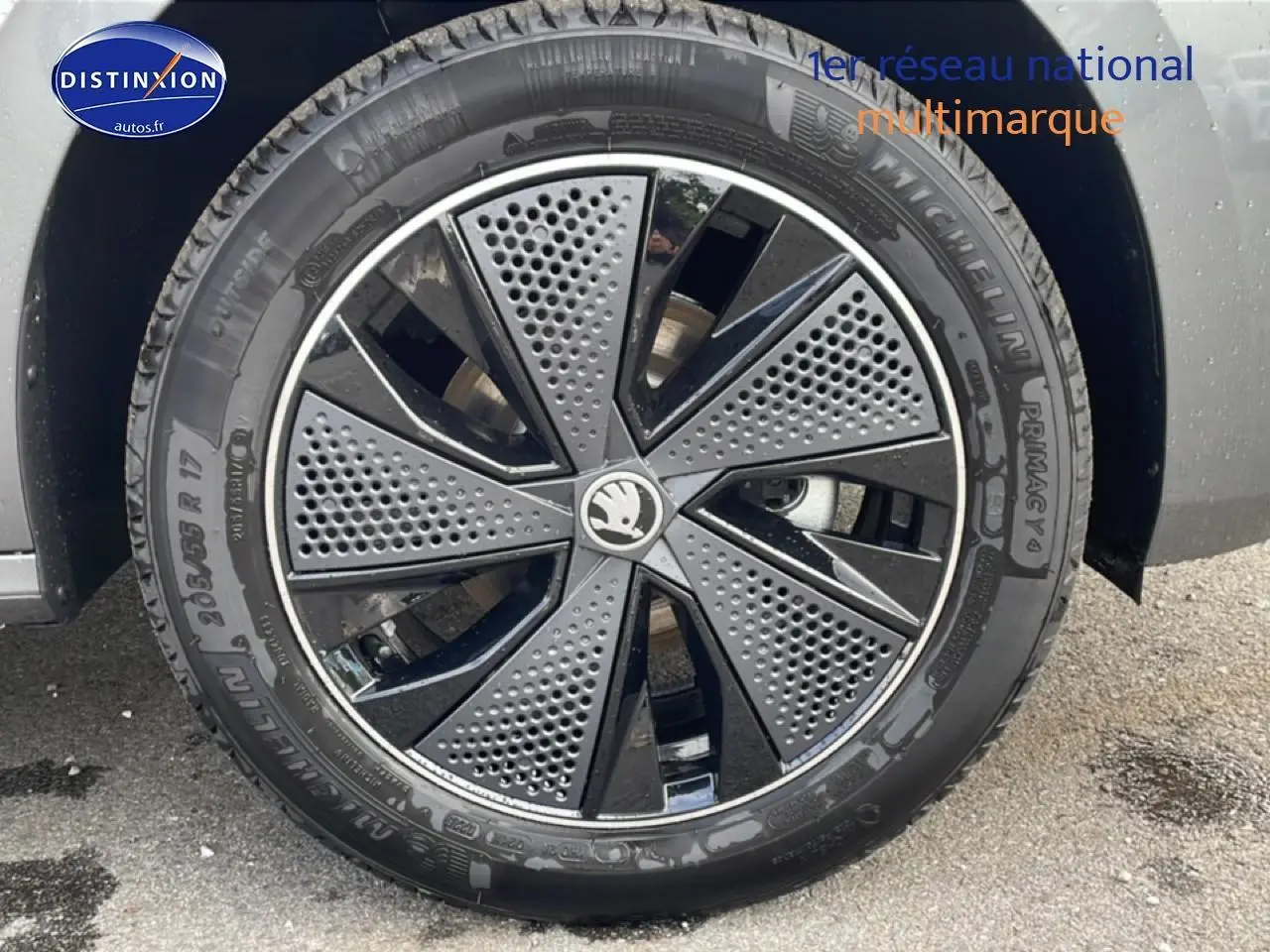 Gros plan sur la jante alu noire et grise du côté gauche d’un Skoda Kamiq gris graphite, modèle 2026.