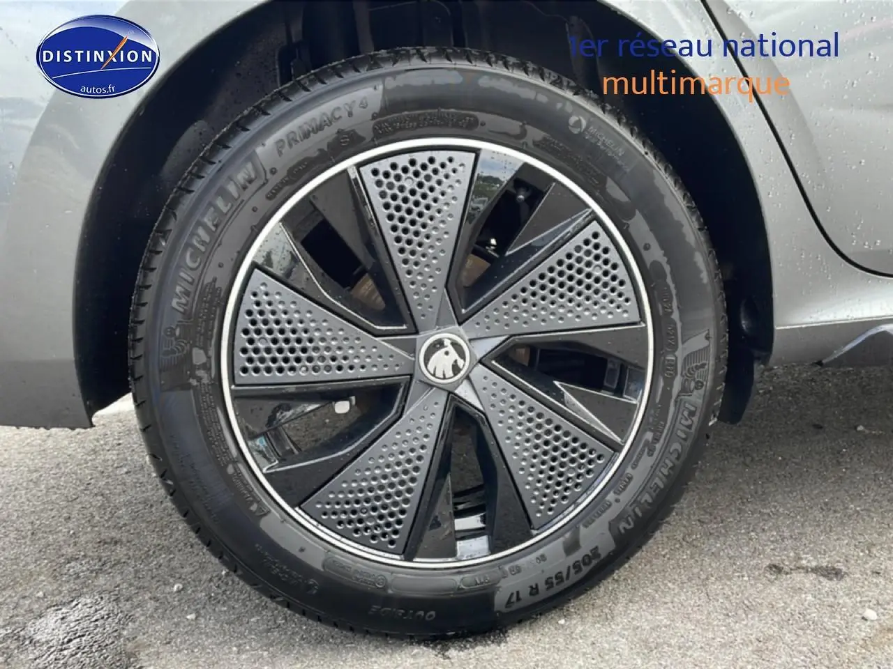 Gros plan sur la roue avant droite du Skoda Kamiq gris graphite avec jante alu au design perforé noir et gris.