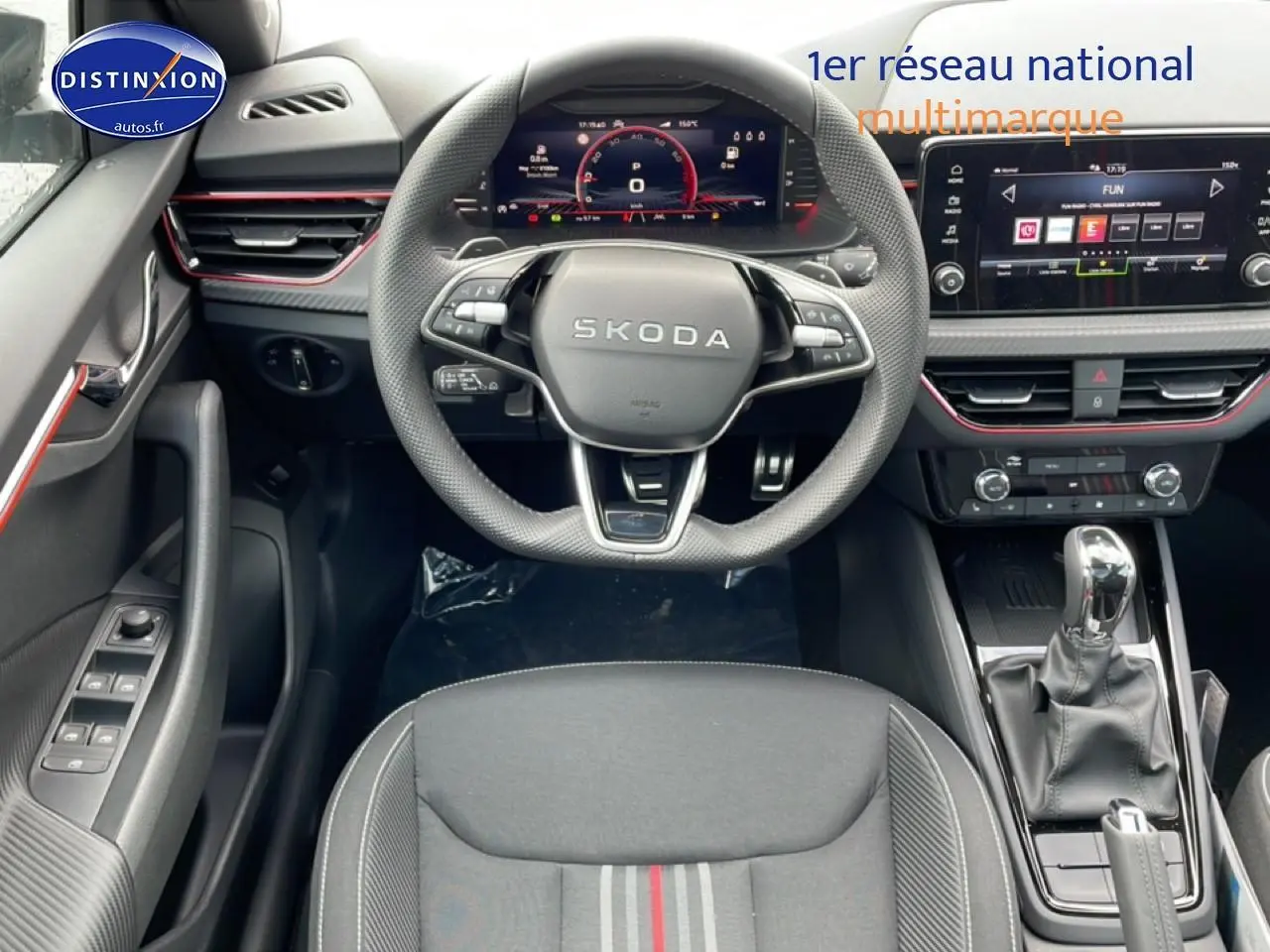 Vue intérieure centrée sur le volant SKODA avec tableau de bord numérique et sièges tissu noir Monte Carlo.