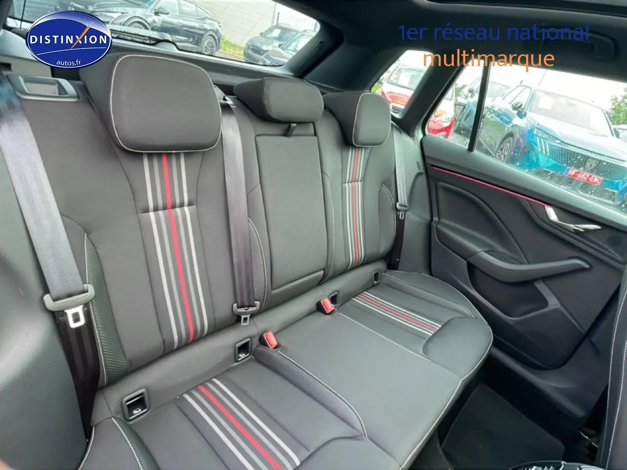 Vue intérieure côté droit de la banquette arrière noire avec bandes grises et rouges du Skoda Kamiq Monte Carlo 2026.