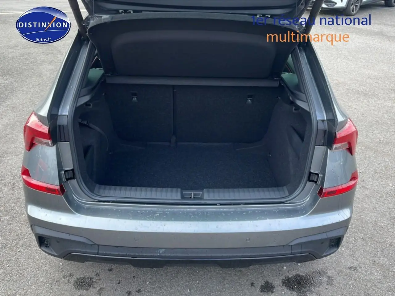 Vue arrière du coffre ouvert d'un Skoda Kamiq gris graphite 2026, avec feux arrière LED et hayon électrique.