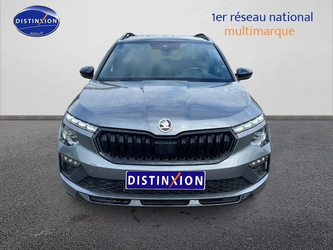 Vue avant d'un Skoda Kamiq 2026 gris graphite avec calandre noire et phares LED fins.