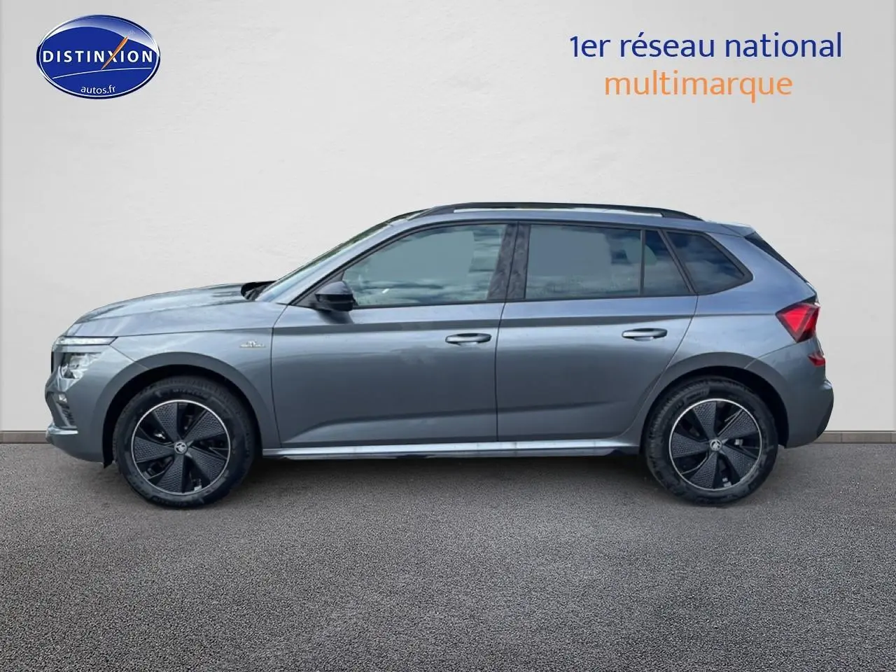 Vue de profil côté gauche d’un Skoda Kamiq gris graphite avec jantes noires et toit panoramique.