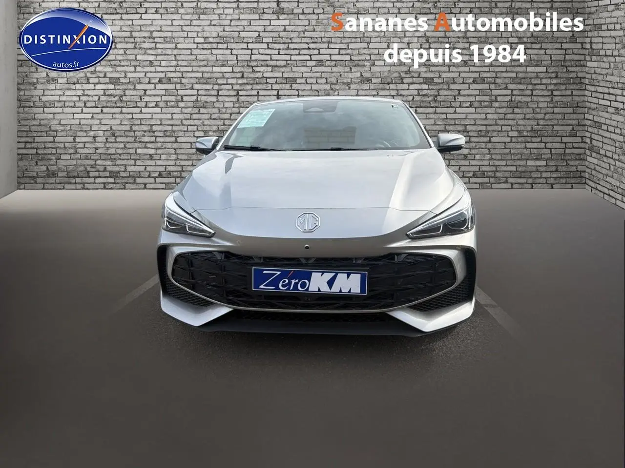 Vue avant d'une MG3 1.5 Hybrid+ 195 Luxury en Cosmic Silver avec calandre noire et phares effilés.