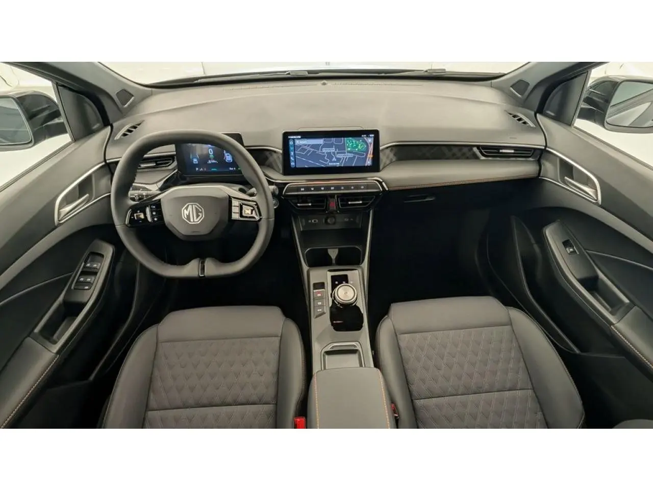 Vue intérieure frontale du poste de conduite de la MG3 1.5 Hybrid+ 195 Luxury avec sellerie noire et écran tactile central.