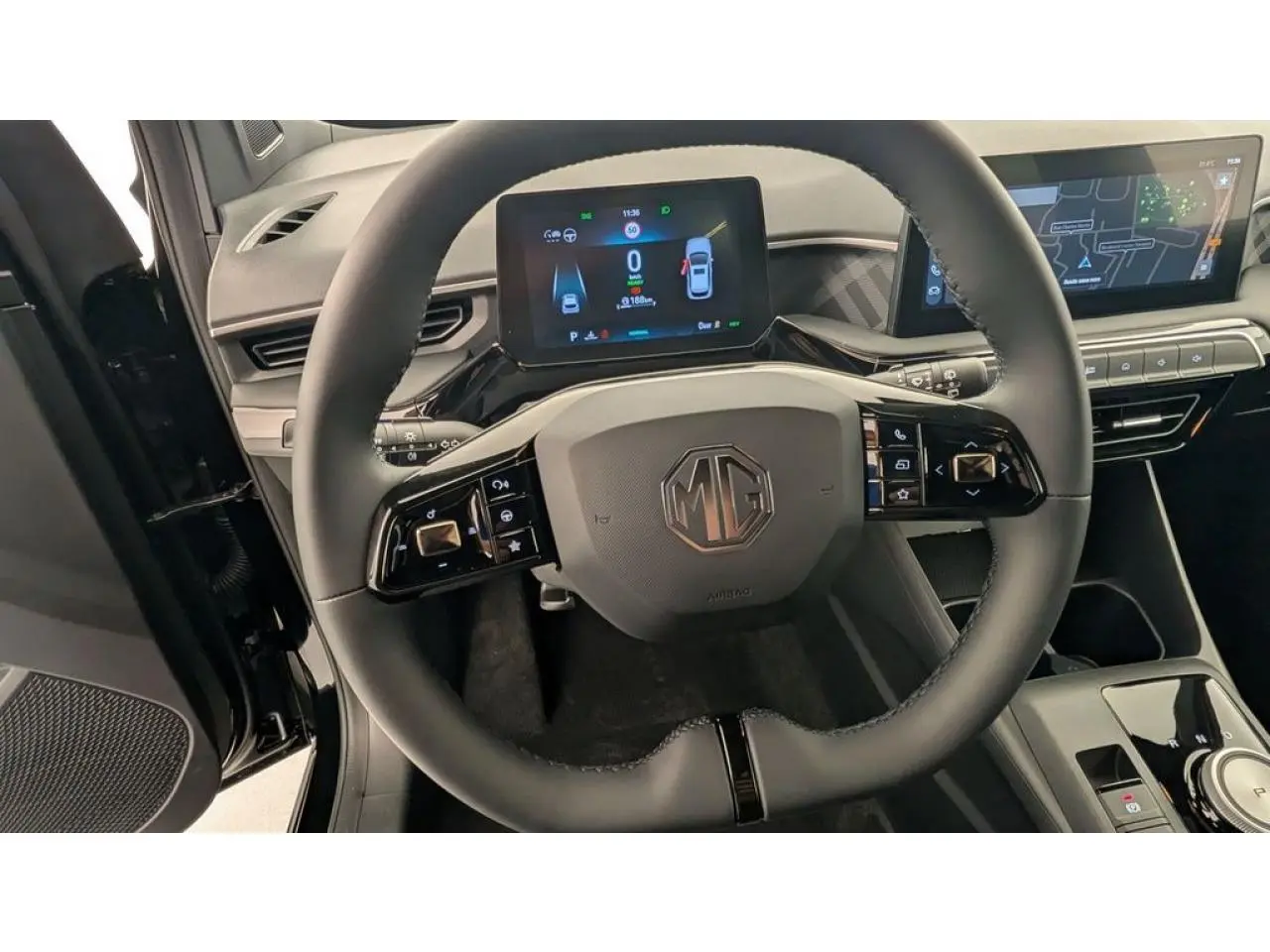 Vue rapprochée du volant chauffant MG3 1.5 Hybrid+ 2026 avec écran digital et commandes intégrées.