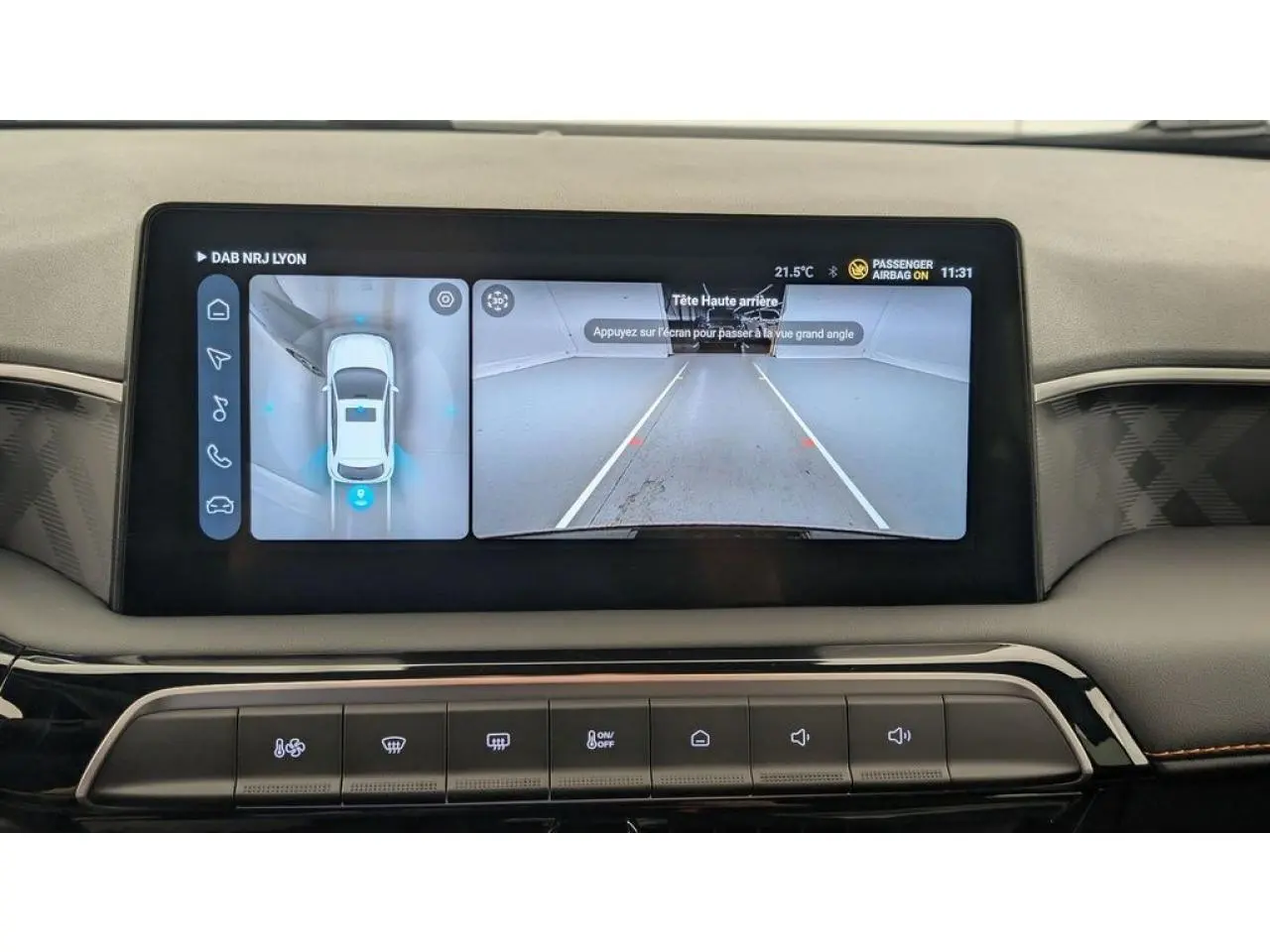 Écran tactile central de 10,25 pouces montrant la caméra 360° et l’aide au stationnement du MG3 Cosmic Silver, vue intérieure.