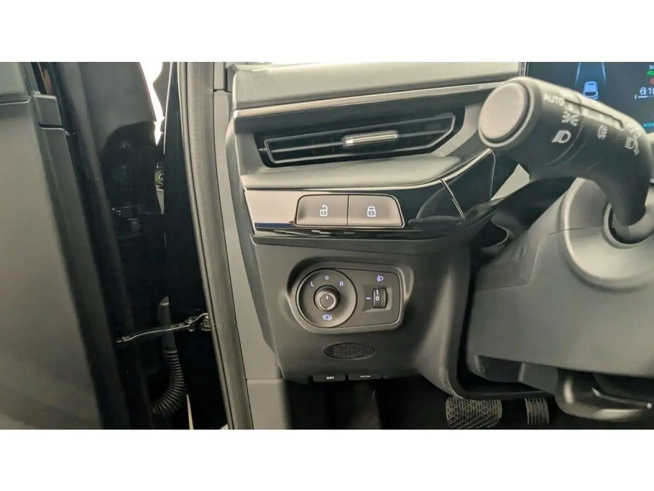 Détail intérieur côté gauche du tableau de bord du MG3 1.5 Hybrid+ 195 Luxury avec commandes de réglage des rétroviseurs.