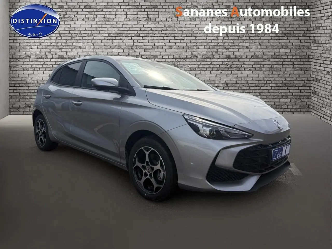 MG3 1.5 Hybrid+ 2026 en Cosmic Silver, vue 3/4 avant droit avec jantes distinctives et vitres teintées.