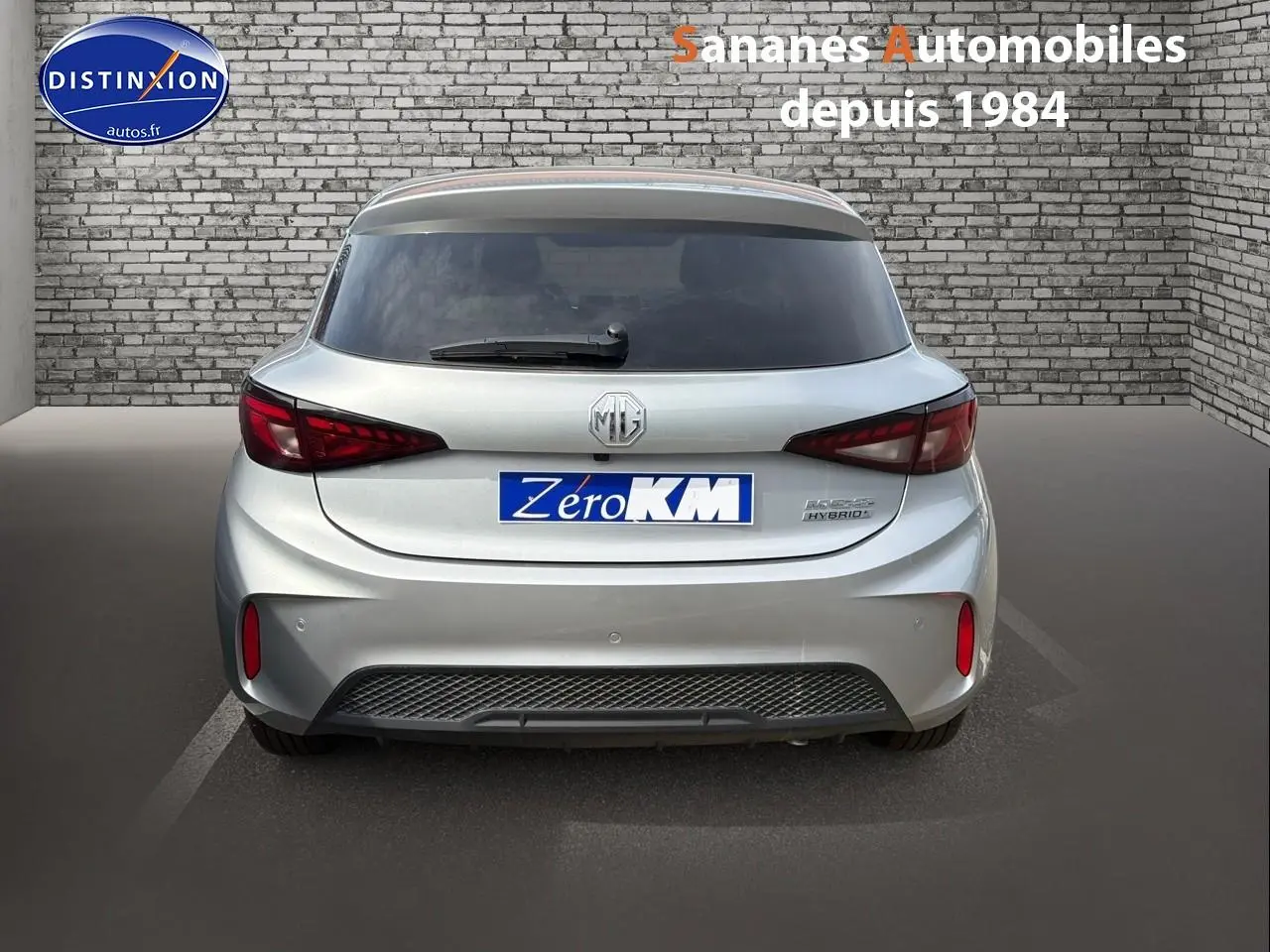 Vue arrière du MG3 1.5 Hybrid+ 195 Luxury en Cosmic Silver, avec vitres surteintées et feux arrière rouges.