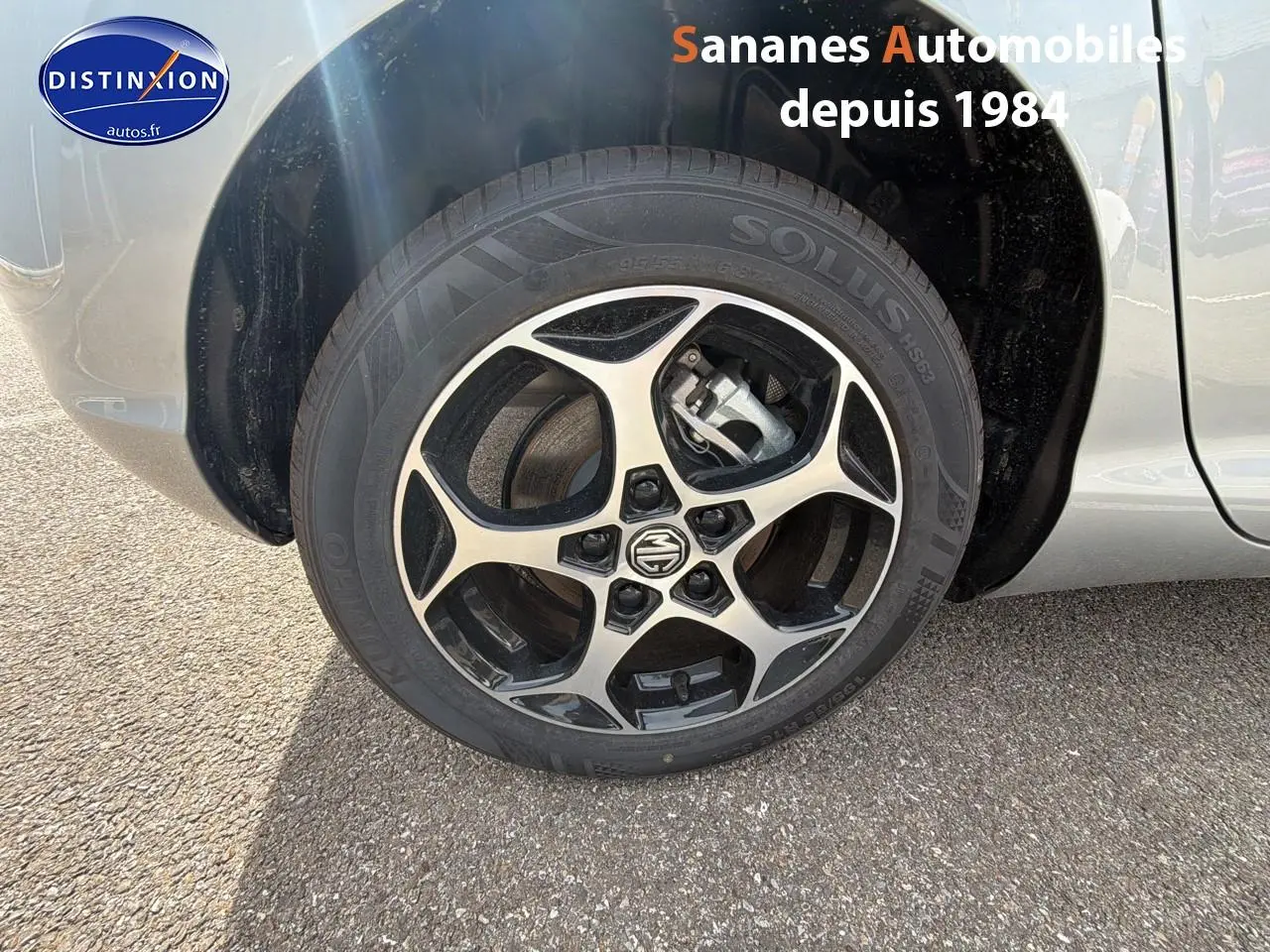 Gros plan sur la roue avant gauche de la MG3 1.5 Hybrid+ 2026 en Cosmic Silver avec jante alliage noire et argent.