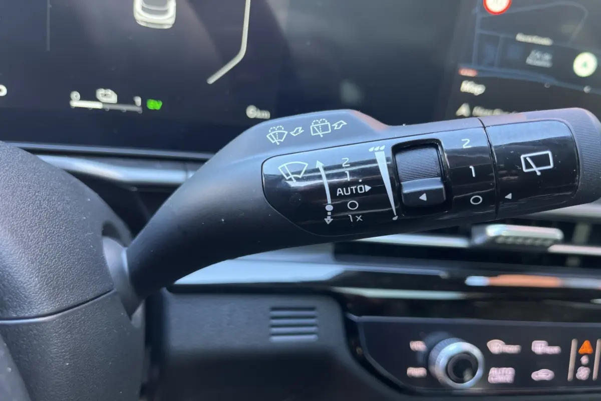 Gros plan sur la commande d’essuie-glace du Kia Sportage 2026, intérieur noir avec tableau de bord digital.