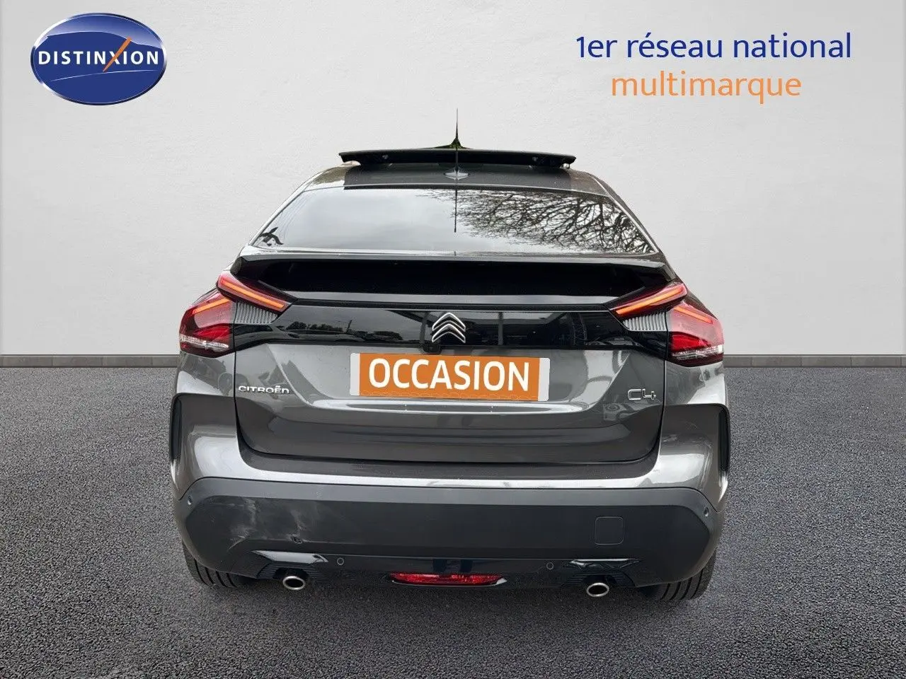 Vue arrière d'une Citroën C4 2021 gris avec toit noir, affichant ses feux LED et double sortie d'échappement.