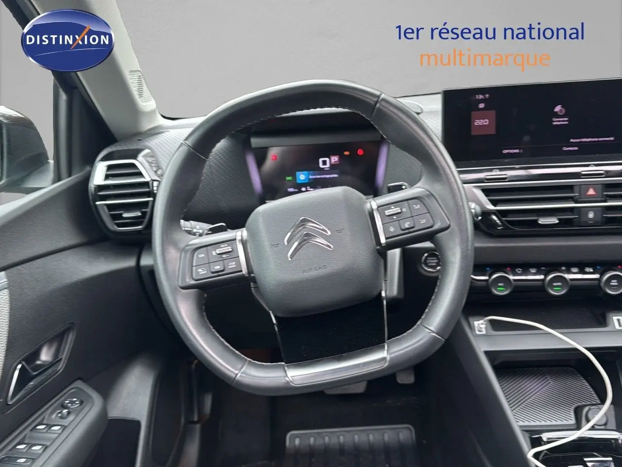 Vue intérieure centrée sur le volant cuir noir et le tableau de bord numérique de la Citroën C4 2021.