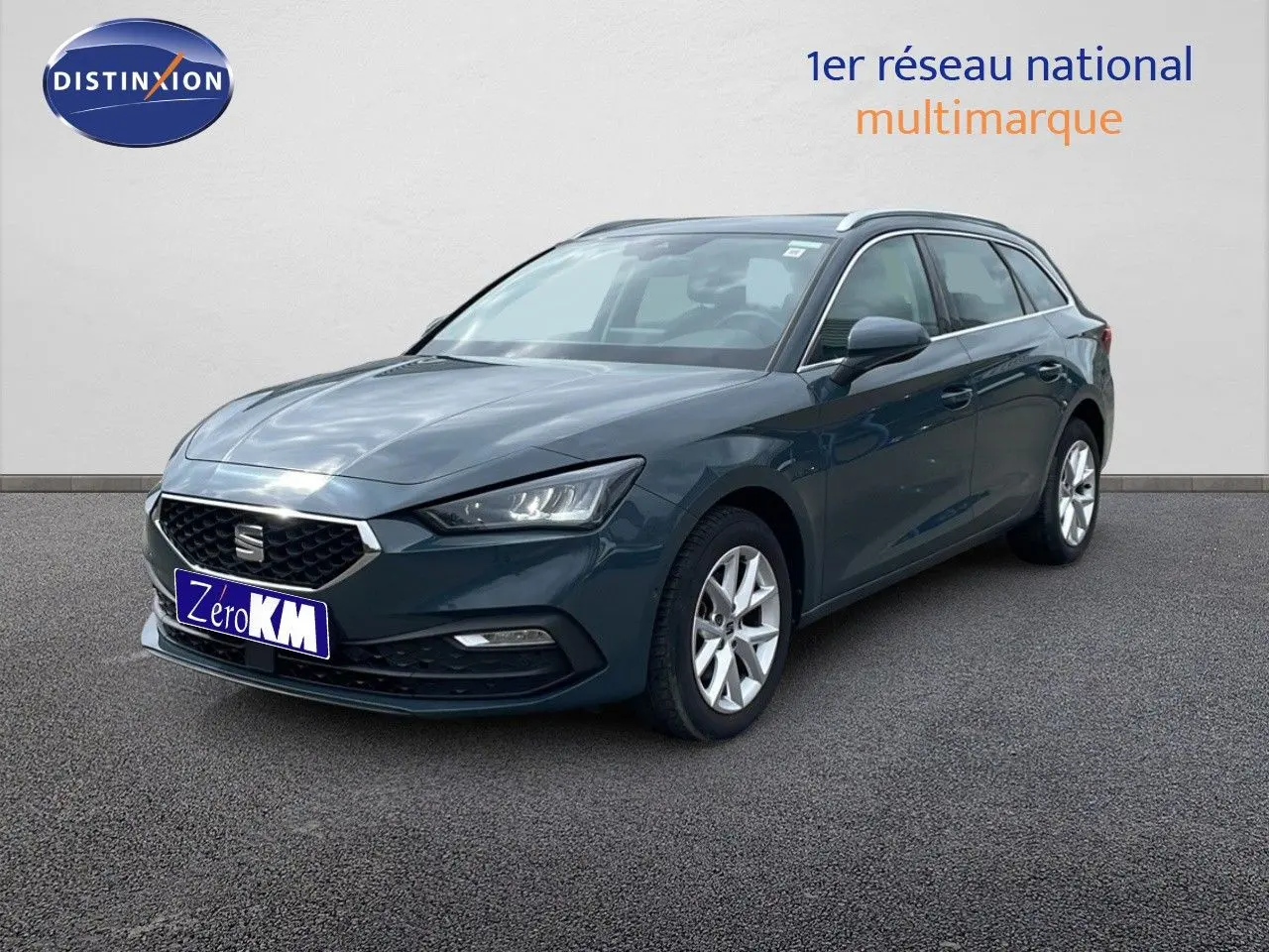 SEAT LEON ST gris magnétique métal vue 3/4 avant droit sur sol gris avec calandre et phares LED distinctifs.