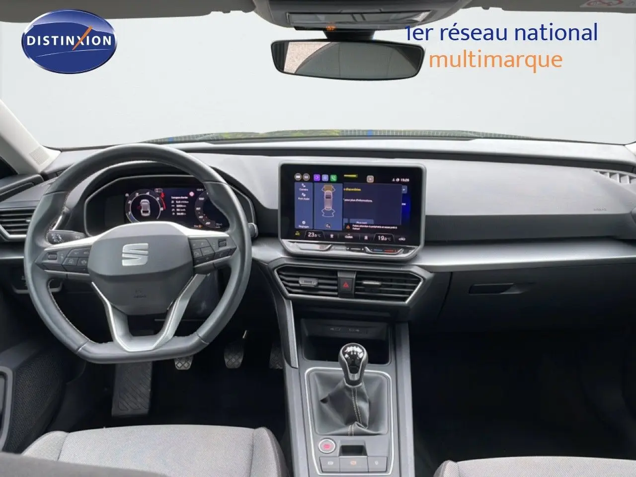 Vue intérieure avant du tableau de bord gris noir de la SEAT LEON ST 2.0 TDI 115CH STYLE XL avec écran tactile et boîte manuelle.