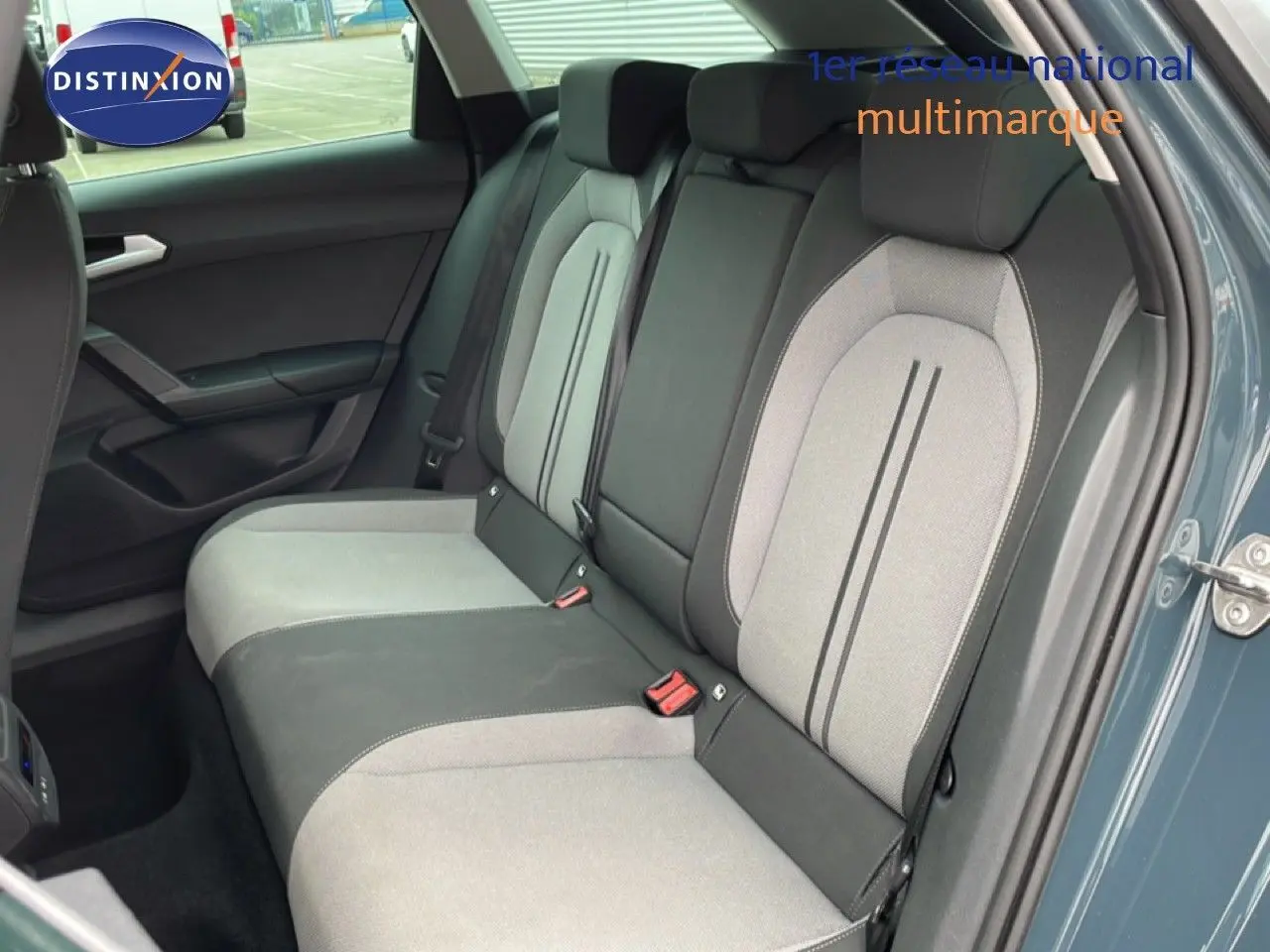 Vue intérieure côté droit des sièges arrière gris clair et foncé d'un SEAT LEON ST 2025 gris magnétique métal.