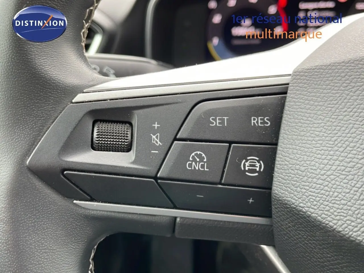 Gros plan sur les commandes de régulateur de vitesse au volant d’une SEAT LEON ST gris magnétique 2025.