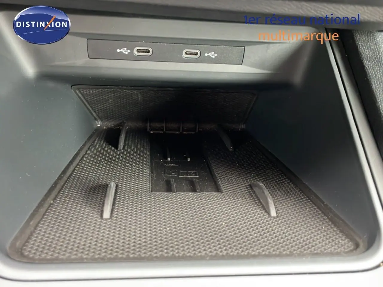 Gros plan sur la zone de recharge sans fil et ports USB-C du SEAT LEON ST 2.0 TDI 115CH STYLE XL 2025.