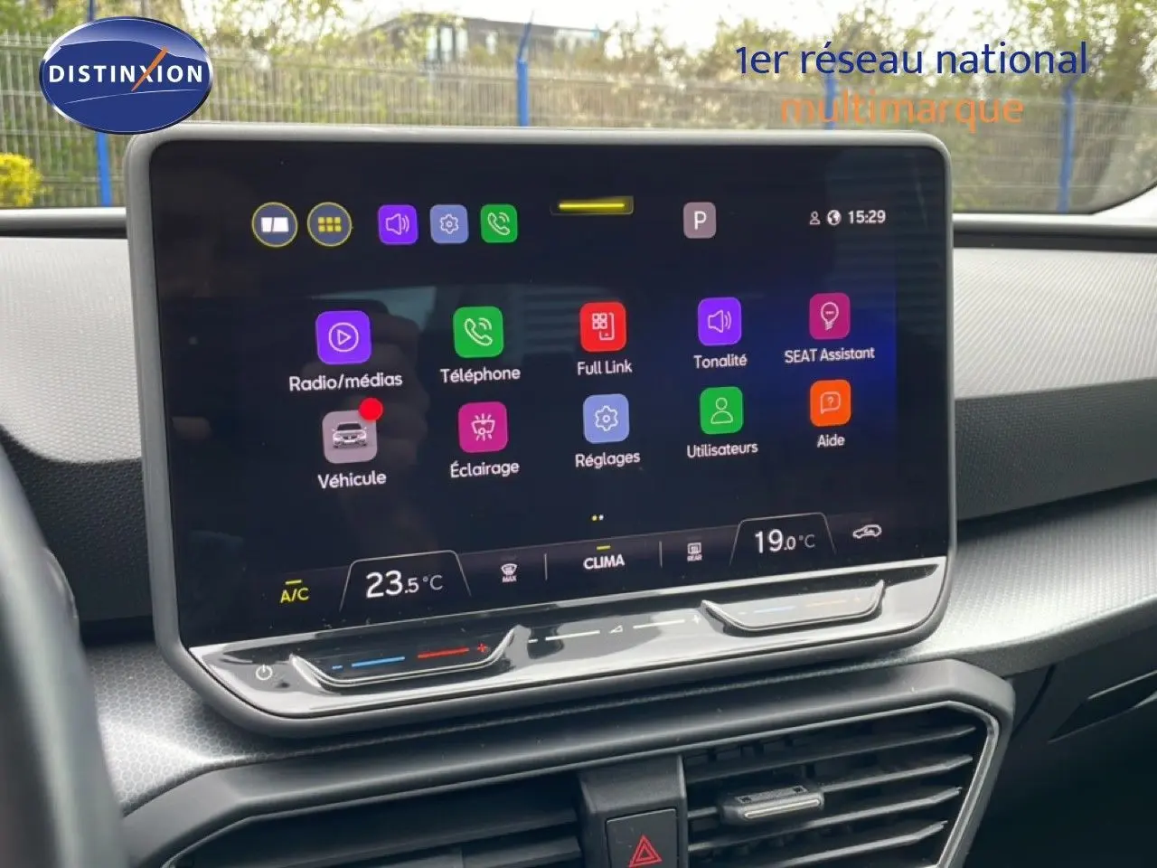 Écran tactile central du tableau de bord du SEAT LEON ST 2025, affichant les réglages multimédias et climatisation.