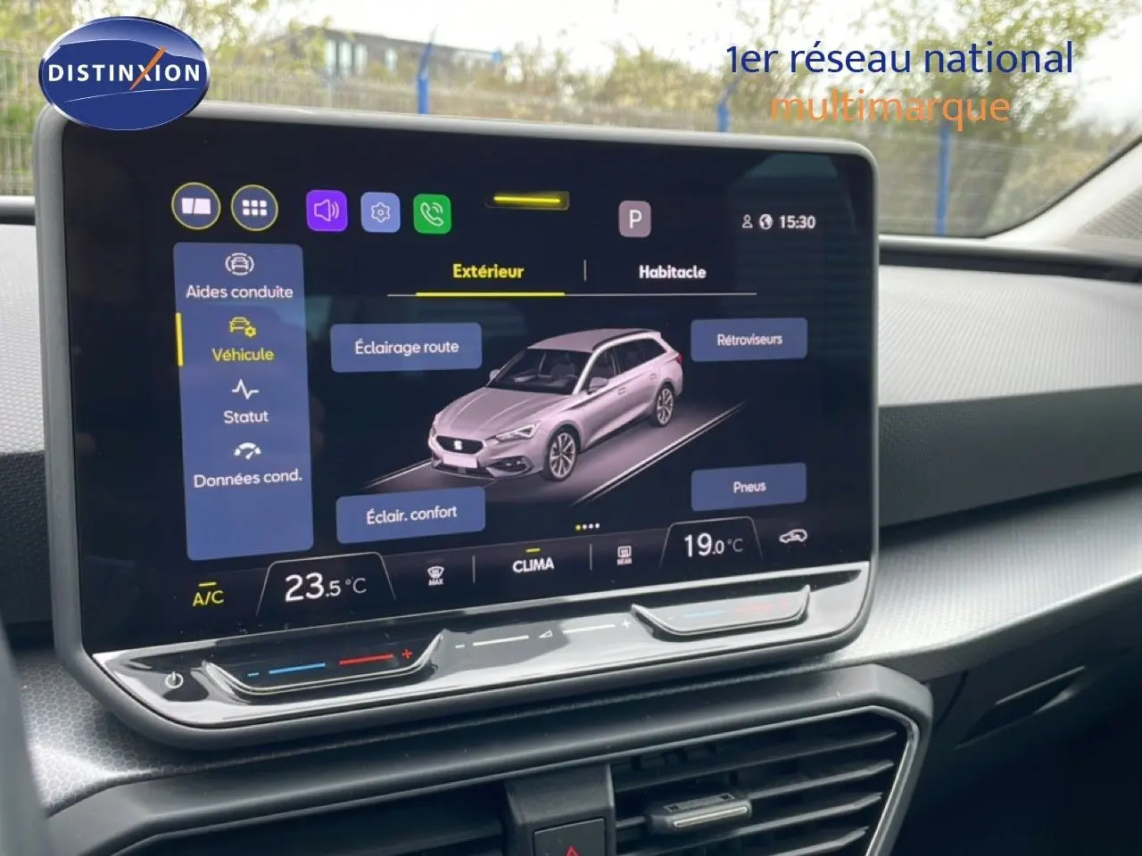 Écran tactile central du tableau de bord du SEAT LEON ST 2025, affichant les réglages d’éclairage et de climatisation.