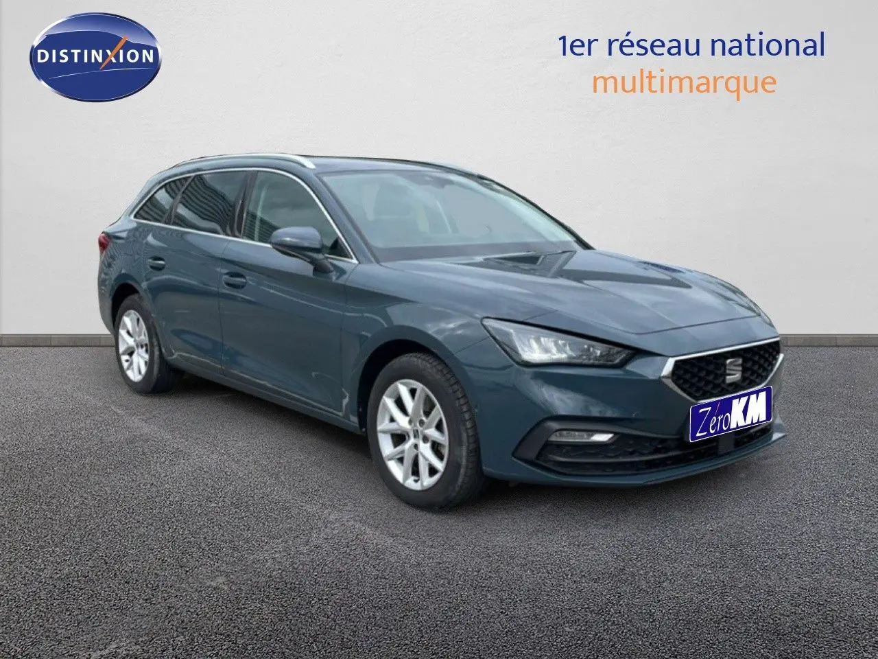 SEAT Leon ST gris magnétique métal vue 3/4 avant droit, break diesel avec jantes alliage 16 pouces.