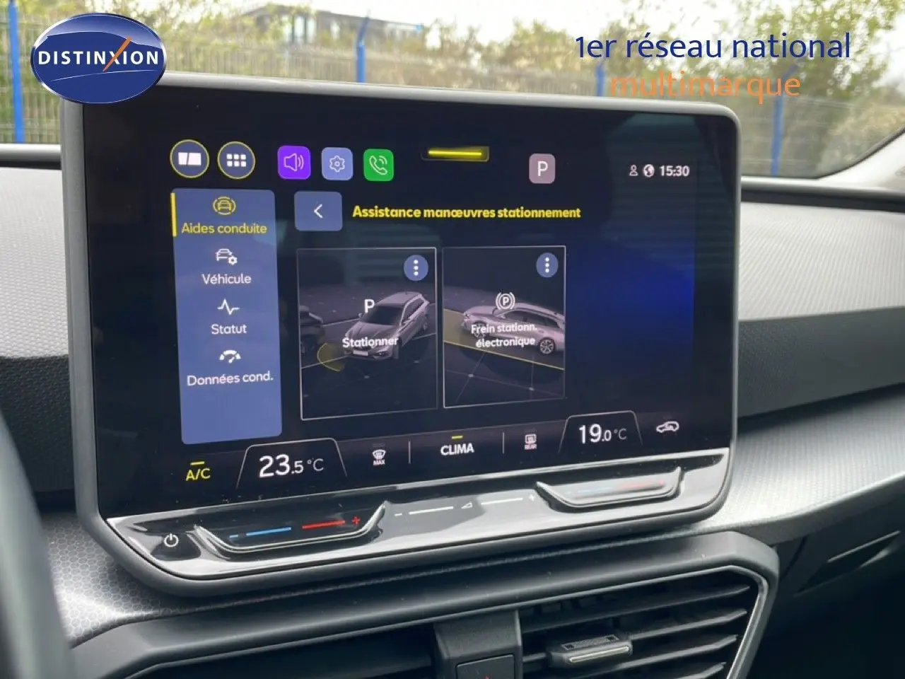 Écran tactile central du tableau de bord du SEAT LEON ST 2025 affichant l'assistance au stationnement.