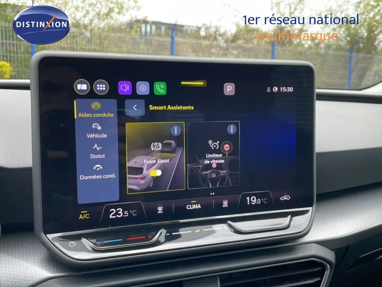 Écran tactile du tableau de bord de la SEAT LEON ST 2025 affichant les aides à la conduite et la climatisation.