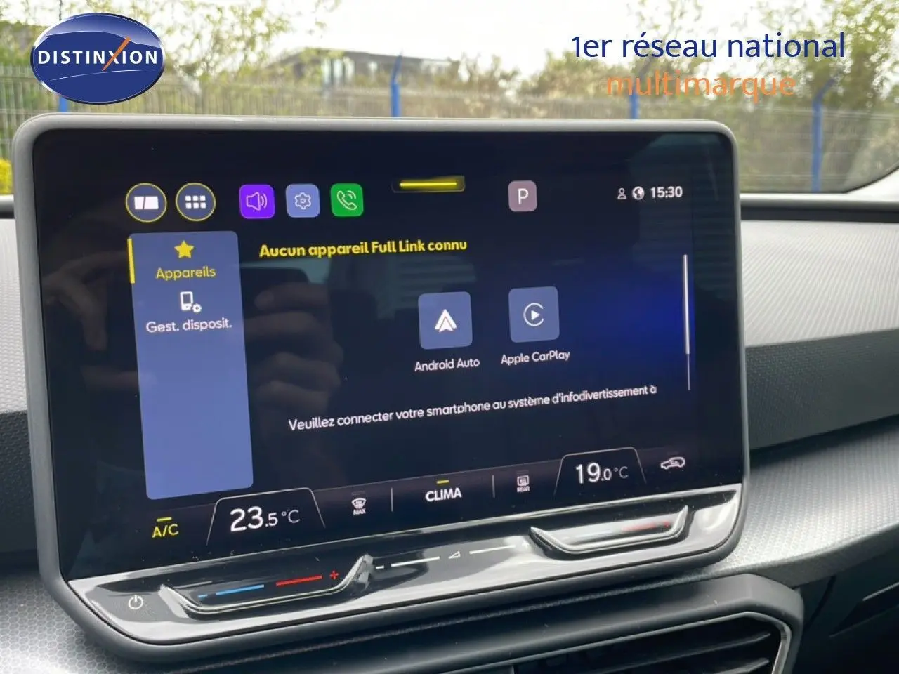 Écran tactile central du tableau de bord du SEAT LEON ST 2.0 TDI 115CH STYLE XL avec interface Android Auto et Apple CarPlay.