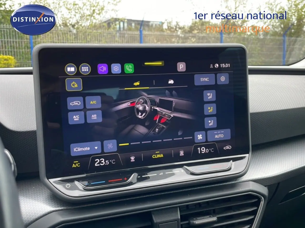 Écran tactile central affichant la climatisation d’une SEAT LEON ST gris magnétique, vue intérieure frontale.