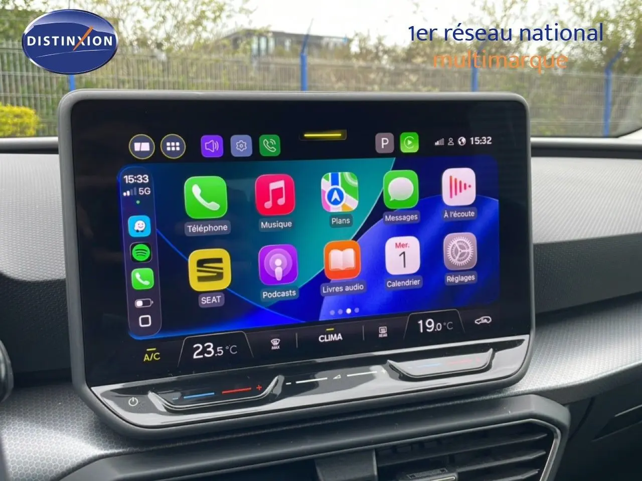 Écran tactile central du tableau de bord de la SEAT LEON ST 2025, affichant l'interface multimédia colorée.