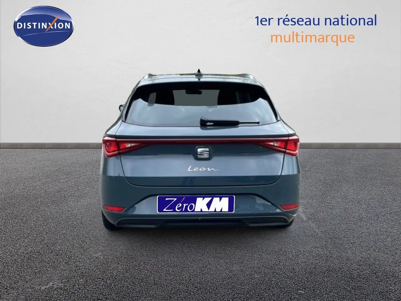 Vue arrière d'une SEAT Leon ST gris magnétique métal avec feux arrière connectés et logo central lumineux.