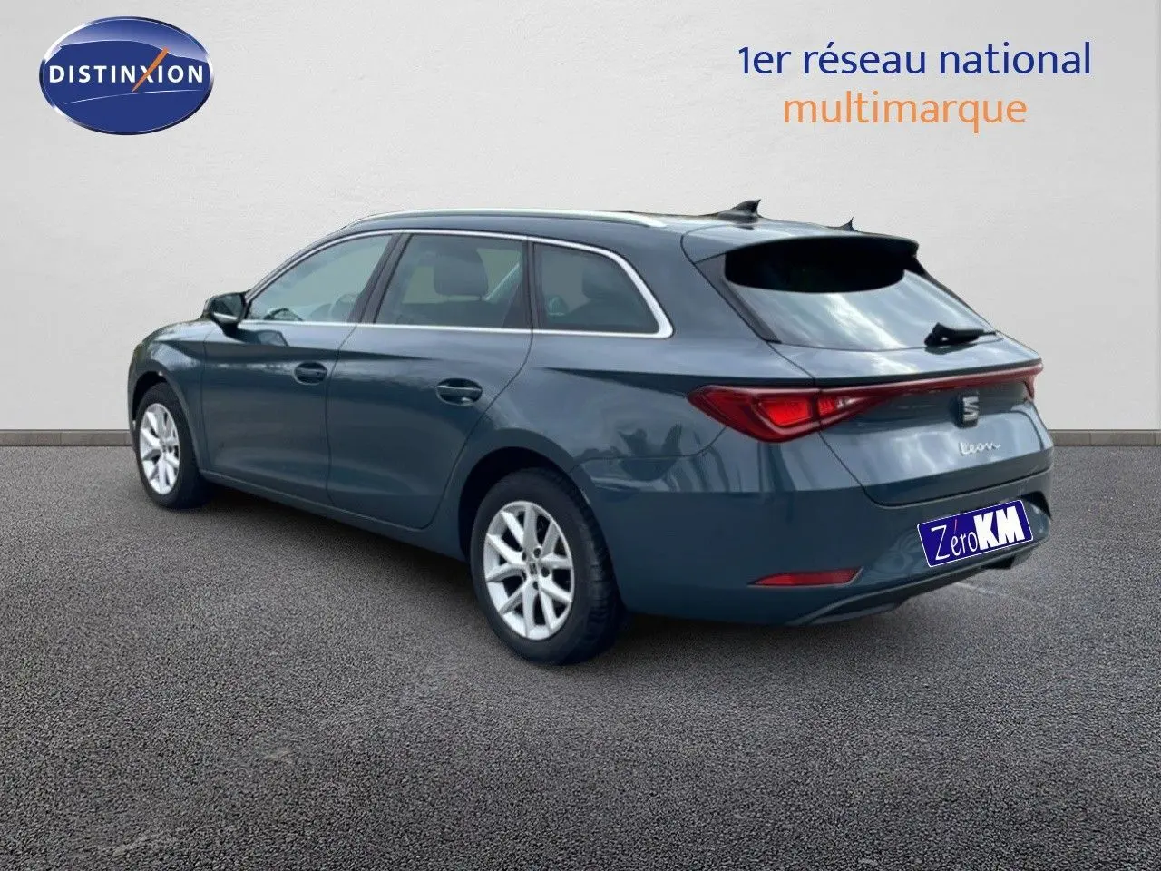 Vue 3/4 arrière droite d'une SEAT LEON ST gris magnétique métal, break diesel élégamment profilé avec feux LED arrière.